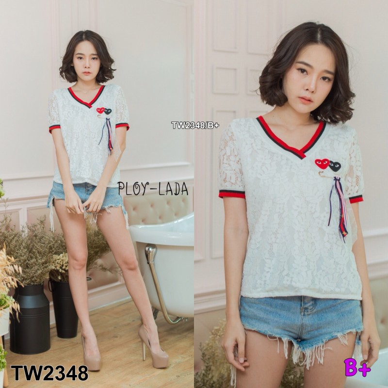 เสื้อ Play ลูกไม้คอวีหน้า-หลัง ขอบตีแถบแขนจั้ม เพิ่มลูกเล่นเก๋ๆด้วยการติดเข็มกลัดสวยๆ จับแมทใส่คู่กับกางเกงขาสั้น ขายาว ได้หมดค่ะ