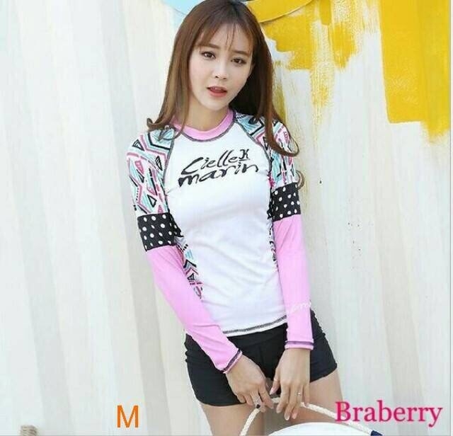 ชุดว่ายน้ำแขนยาว ทรงสวย ใส่แล้วทำให้หุ่นดูเพรียวสวย มีไซส์ M ราคาชุดละ 590 บาท
