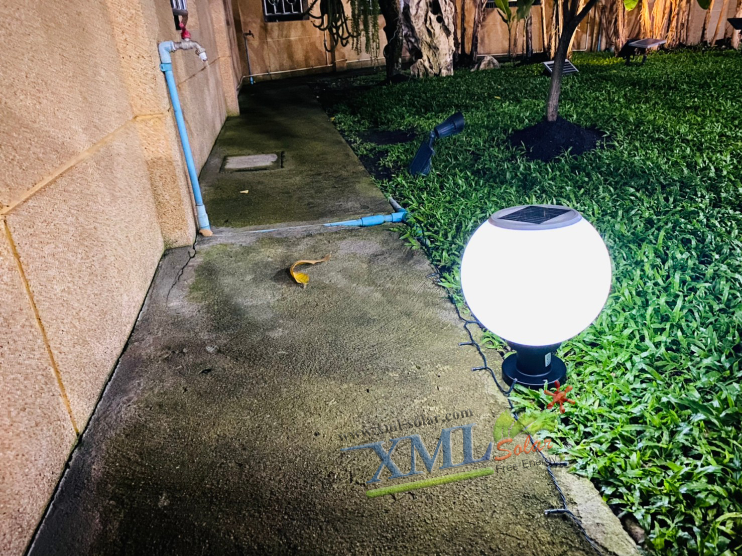 โคมไฟหัวเสาโซล่าเซลล์ ทรงกลมฐานดำ (25 ซม.) + Remote (เปิดได้ 3 แสง)+AC