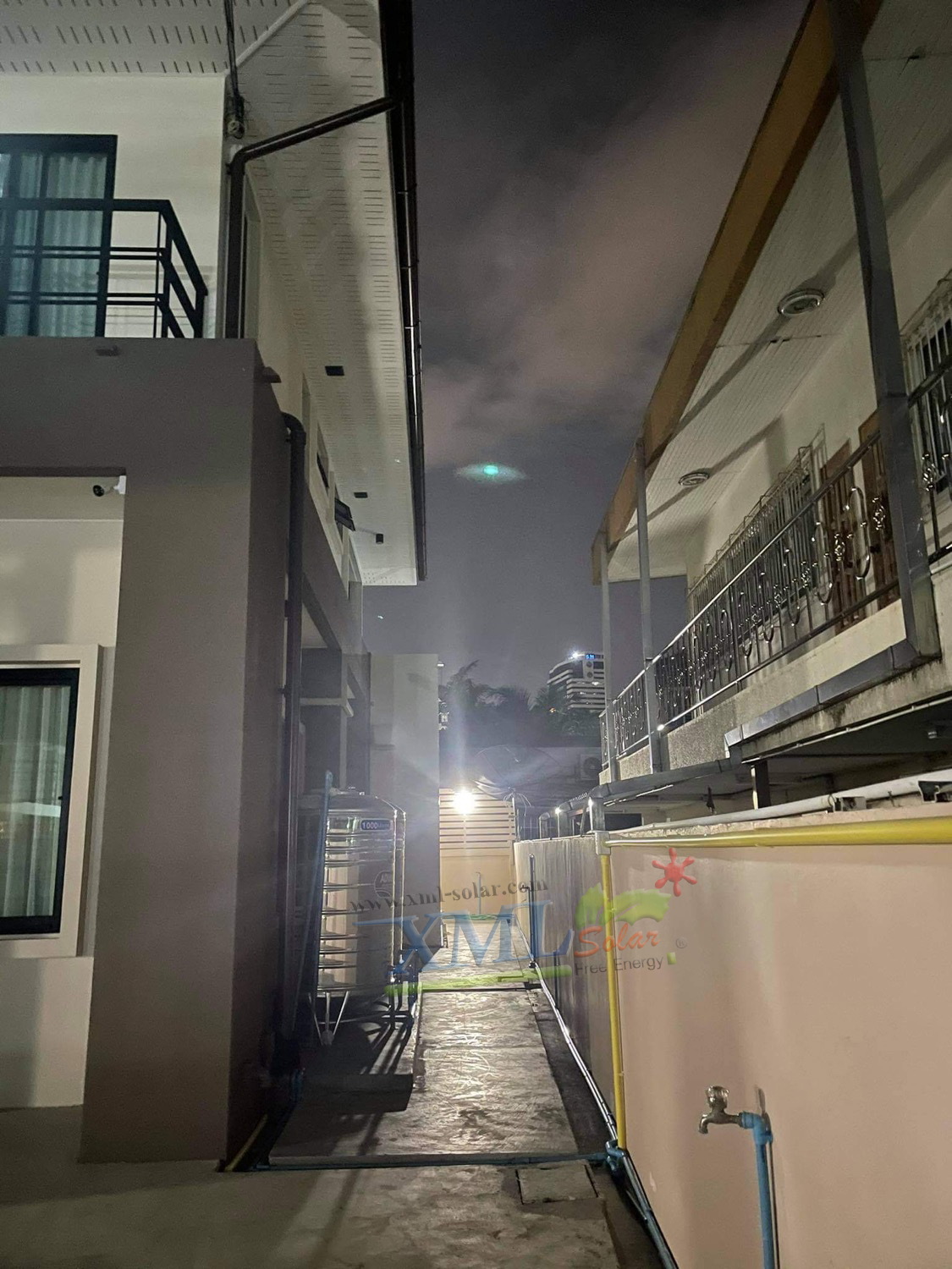 ไฟสปอตไลท์โซล่าเซลล์ 100 Watt กล่องสีน้ำตาล (เปิดได้ 3 แสง)