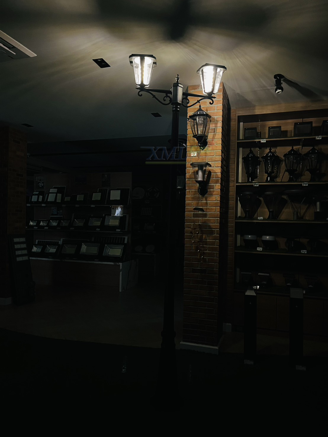 โคมไฟโซล่าเซลล์ รุ่น TT-516 (ตัวโคม + เสาไฟ 2.6 เมตร)(เปิดได้ 2 แสง)