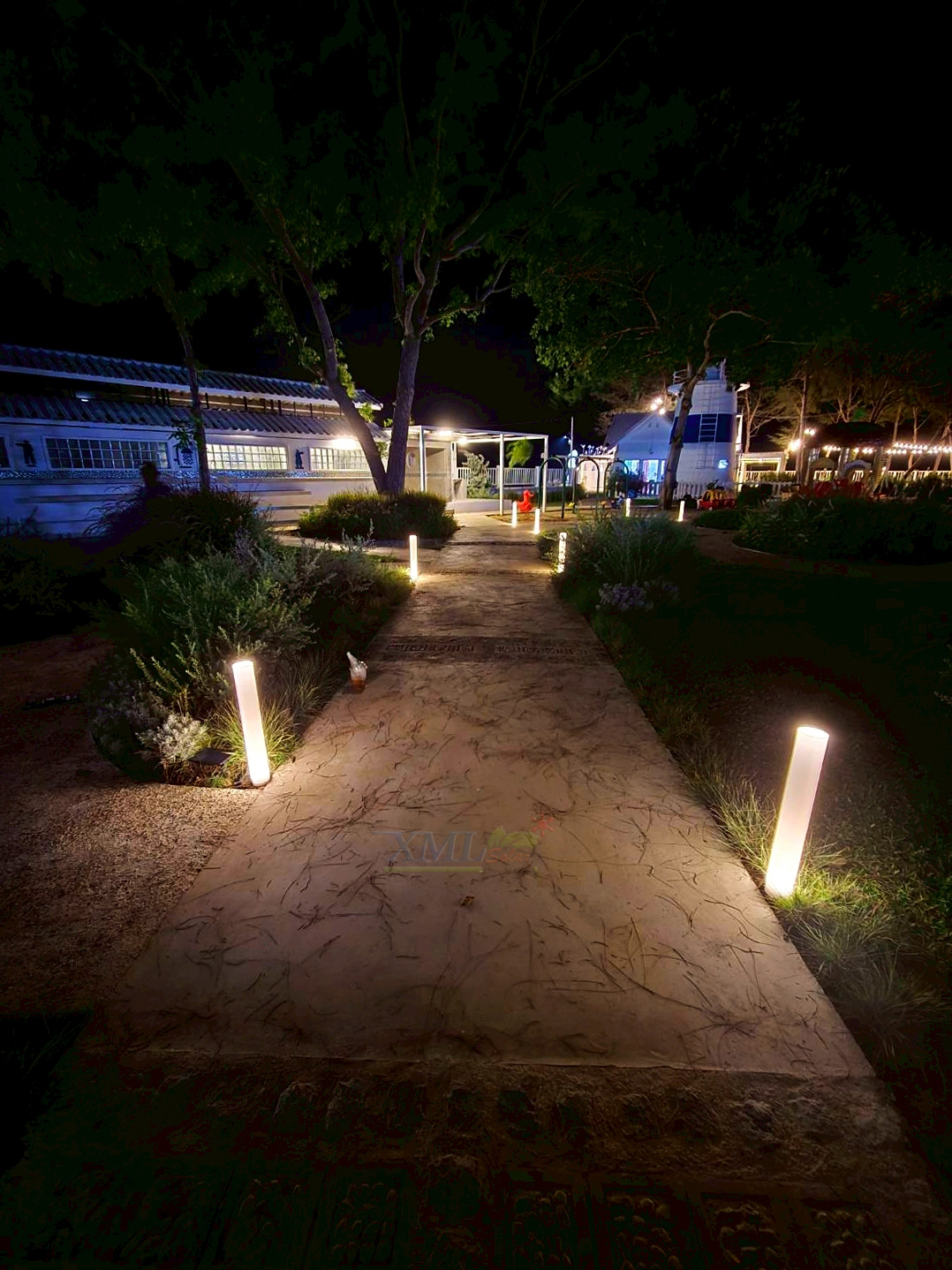 โคมไฟตั้งพื้นโซล่าเซลล์ รุ่น TC-11838 (แสงขาว + เหลืองวอมไวท์)