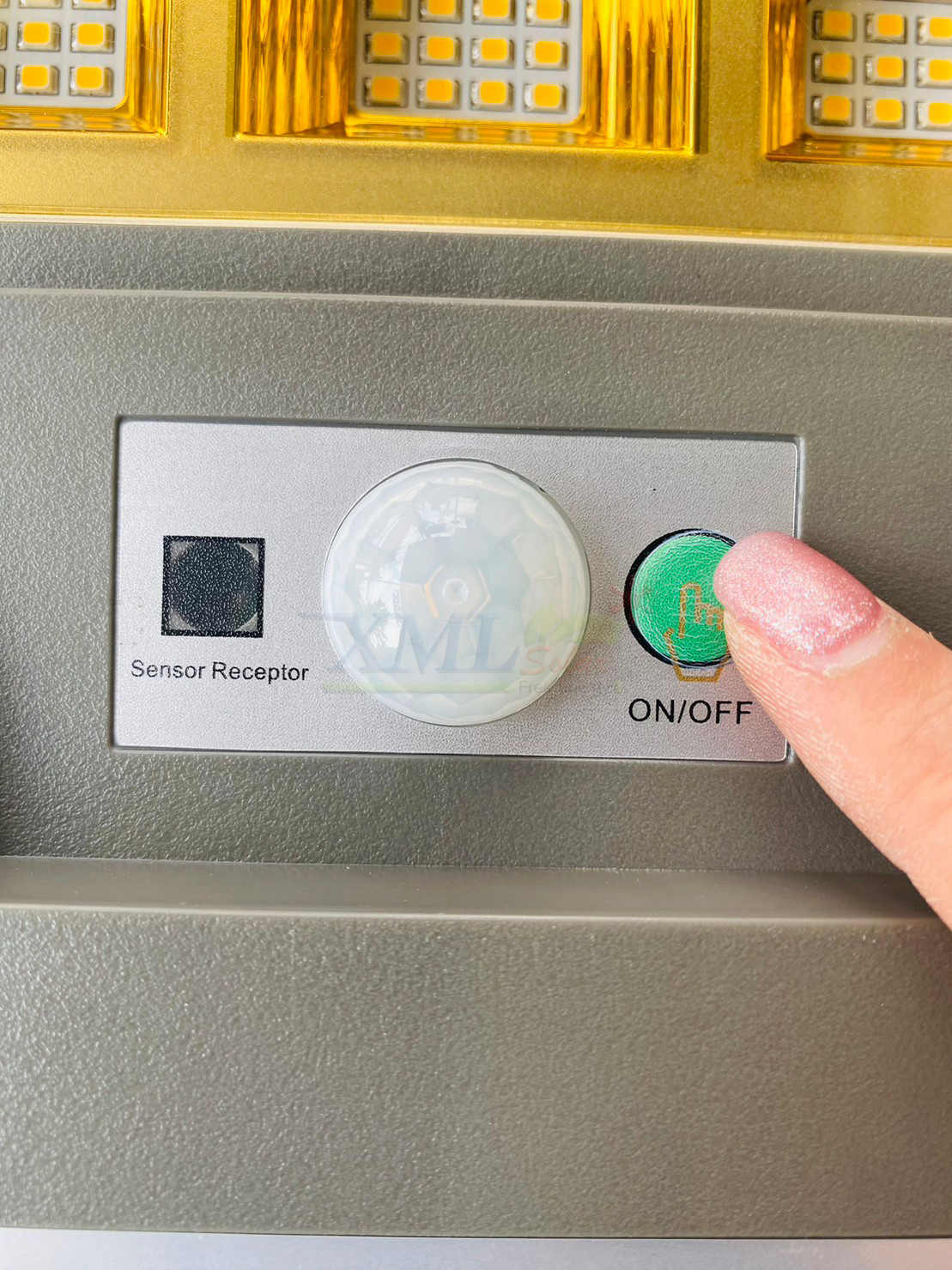 โคมไฟถนนโซล่าเซลล์ Vmax x XML 200W Series 2020 (แสง : เหลืองวอมไวท์)