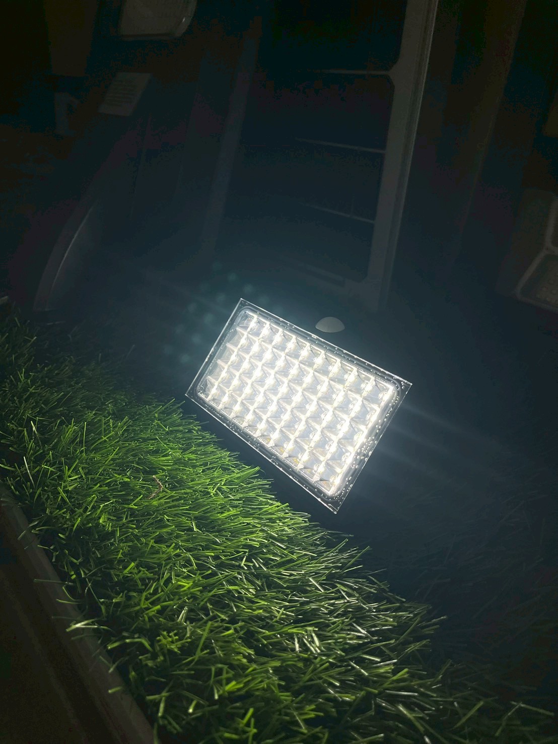 ไฟติดผนังโซล่าเซลล์ รุ่น TB-2768 (เปิดได้ 2 แสง)