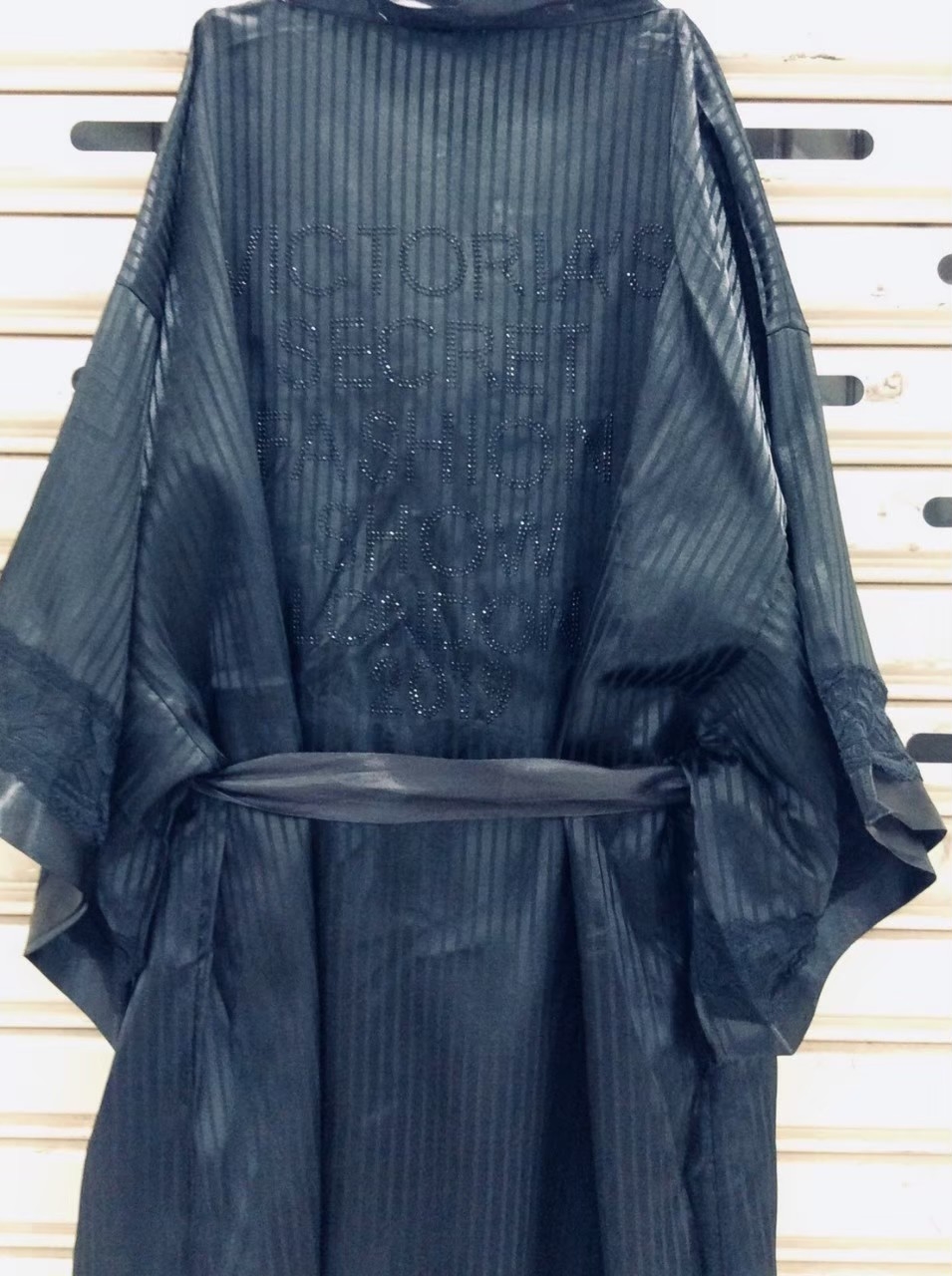 ชุดนอนเดรสสายลูกไม้ พร้อมเสื้อคลุมเข้าชุด ผ้าเนื้อนิ่ม ใส่สบาย ฟรีไซส์ ราคาส่ง 3 ชิ้น คละแบบได้ทั้งร้าน ชุดละ 490 บาท
