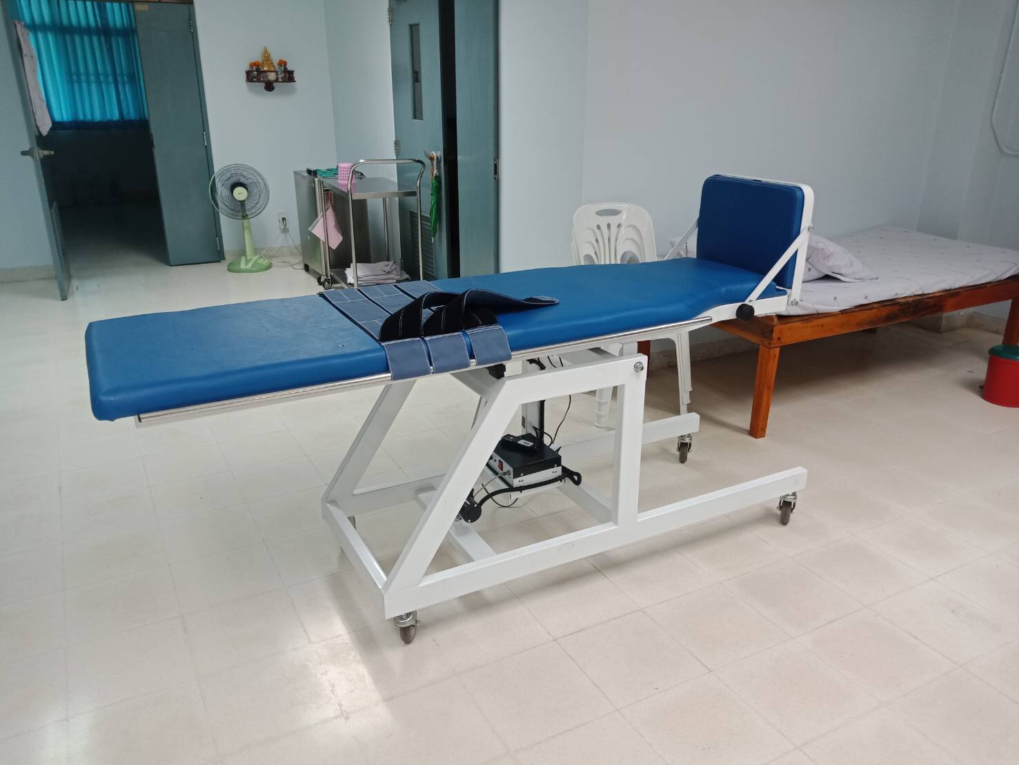 เตียงฝึกยืนไฟฟ้า Tilt table