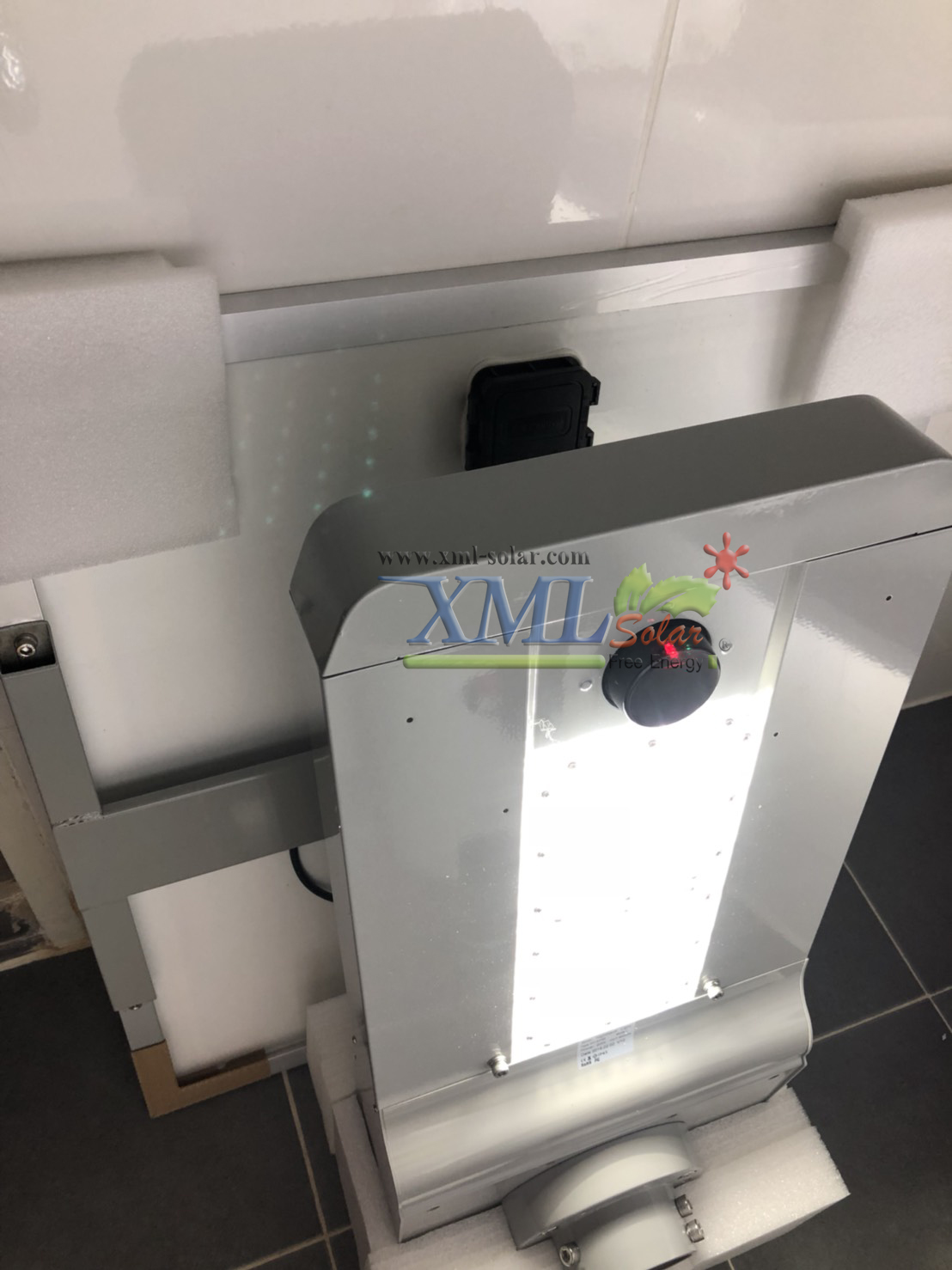 โคมไฟถนนอัจฉริยะ โซล่าเซลล์ 80 Watt (แสง เหลืองวอมไวท์) Monocrystalline