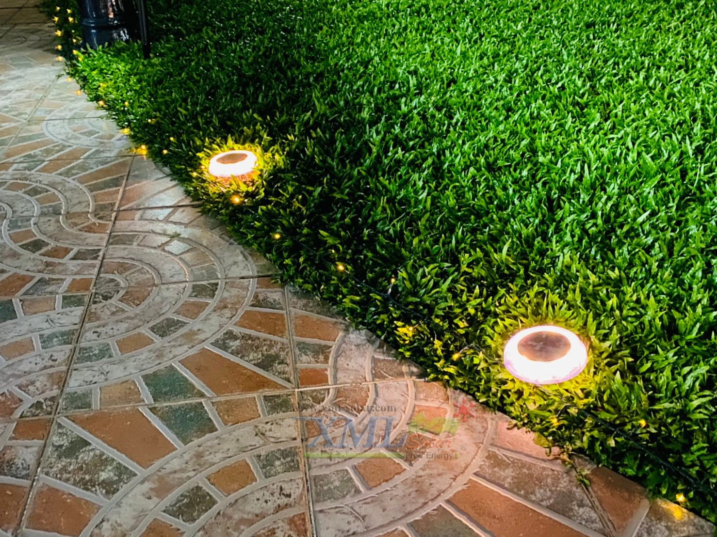โคมไฟฝังพื้นโซล่าเซลล์ 8 LED ทรงกลม (เเสง : เหลืองวอมไวท์) 1 แถม 1