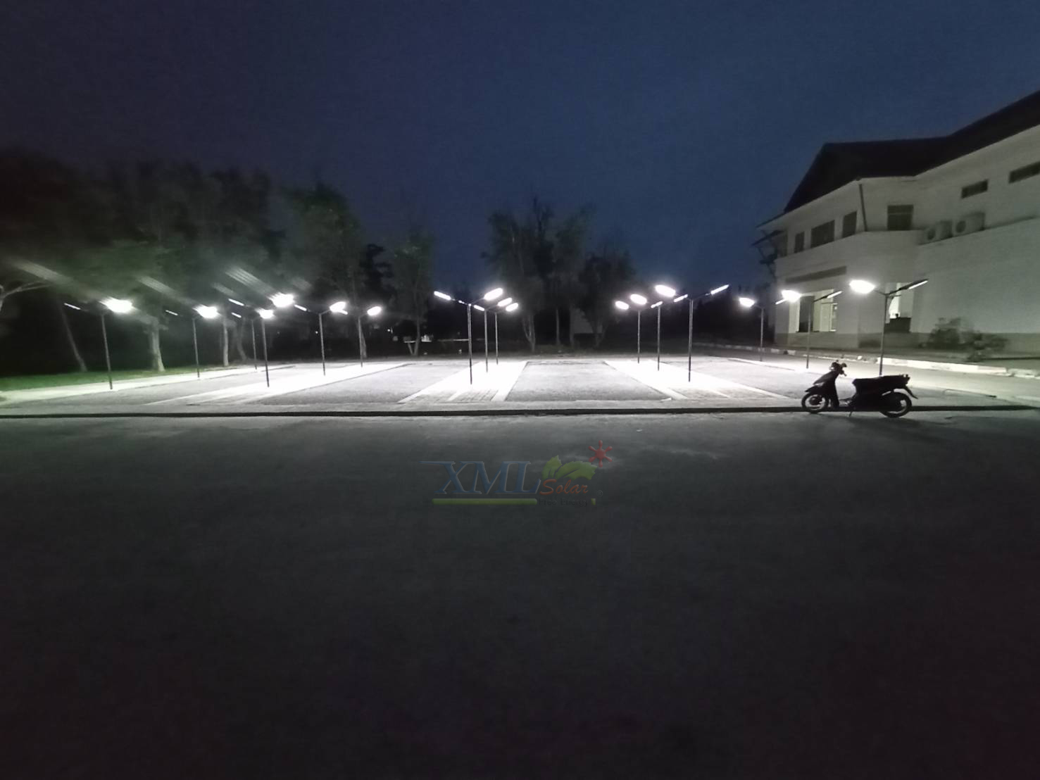 โคมไฟถนนโซล่าเซลล์ รุ่น ECO-BM24 15000W (24 ช่อง)(แสง : ขาว)