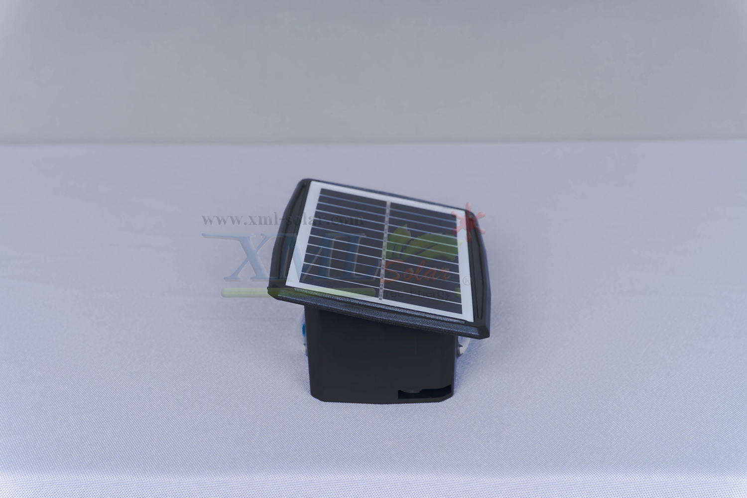 โคมไฟผนังโซล่าเซลล์ 4 LED รุ่นส่องบนล่าง (แสง : เหลืองเข้ม)