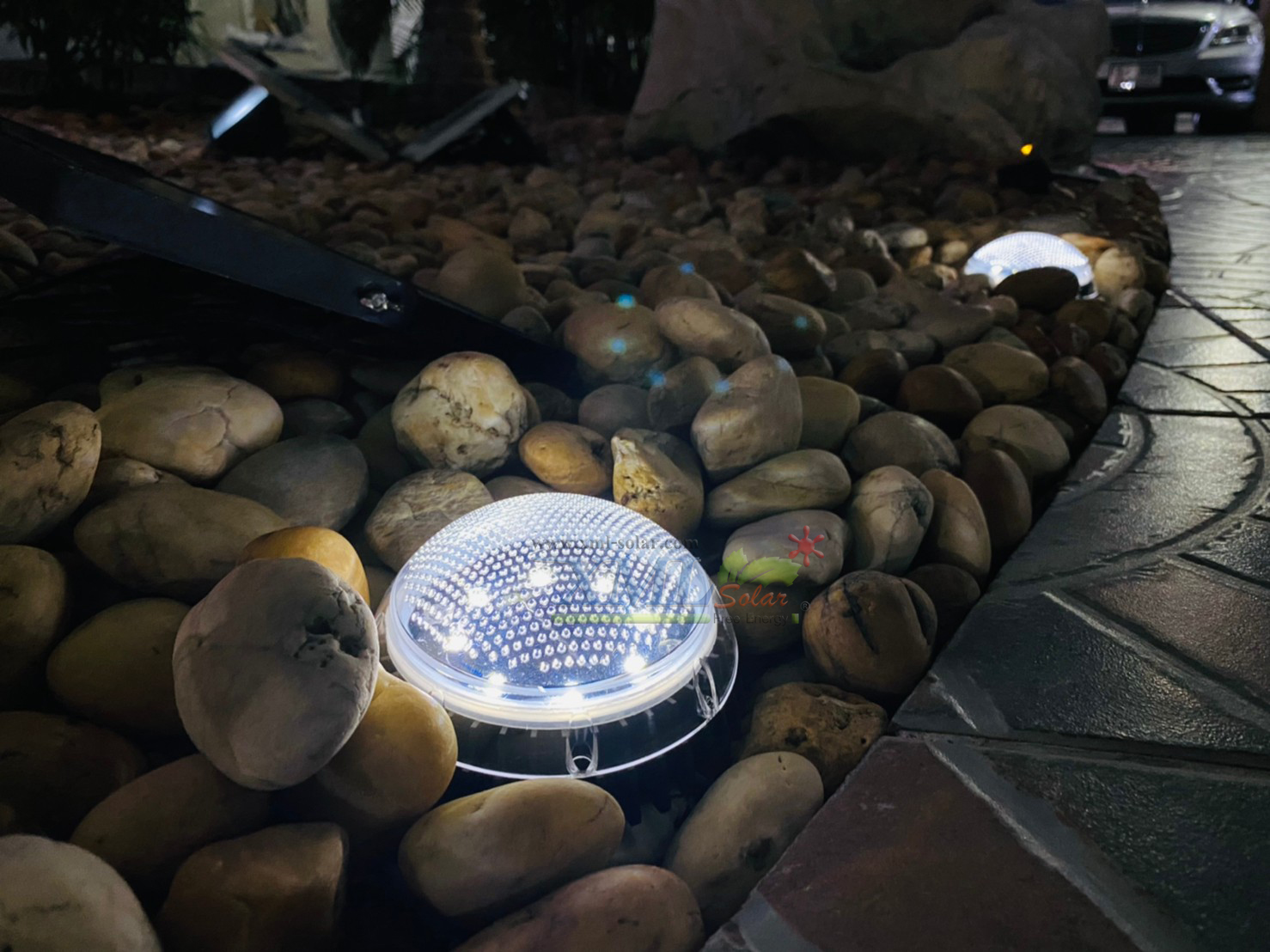 โคมไฟฝังพื้นโซล่าเซลล์ 8 LED ทรงกลมนูน (เเสง : ขาว)