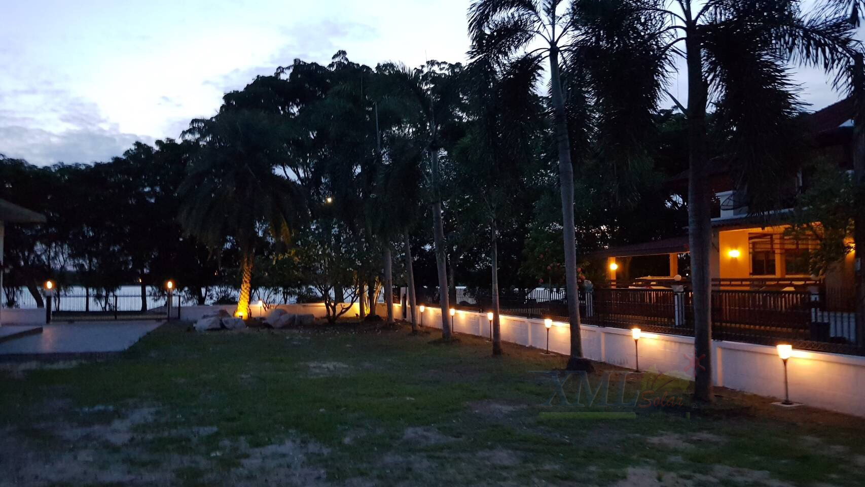 ไฟตั้งพื้นสนามโซล่าเซลล์ ทรงถ้วย (เเสง : เหลืองวอมไวท์)(1 แถม 1)