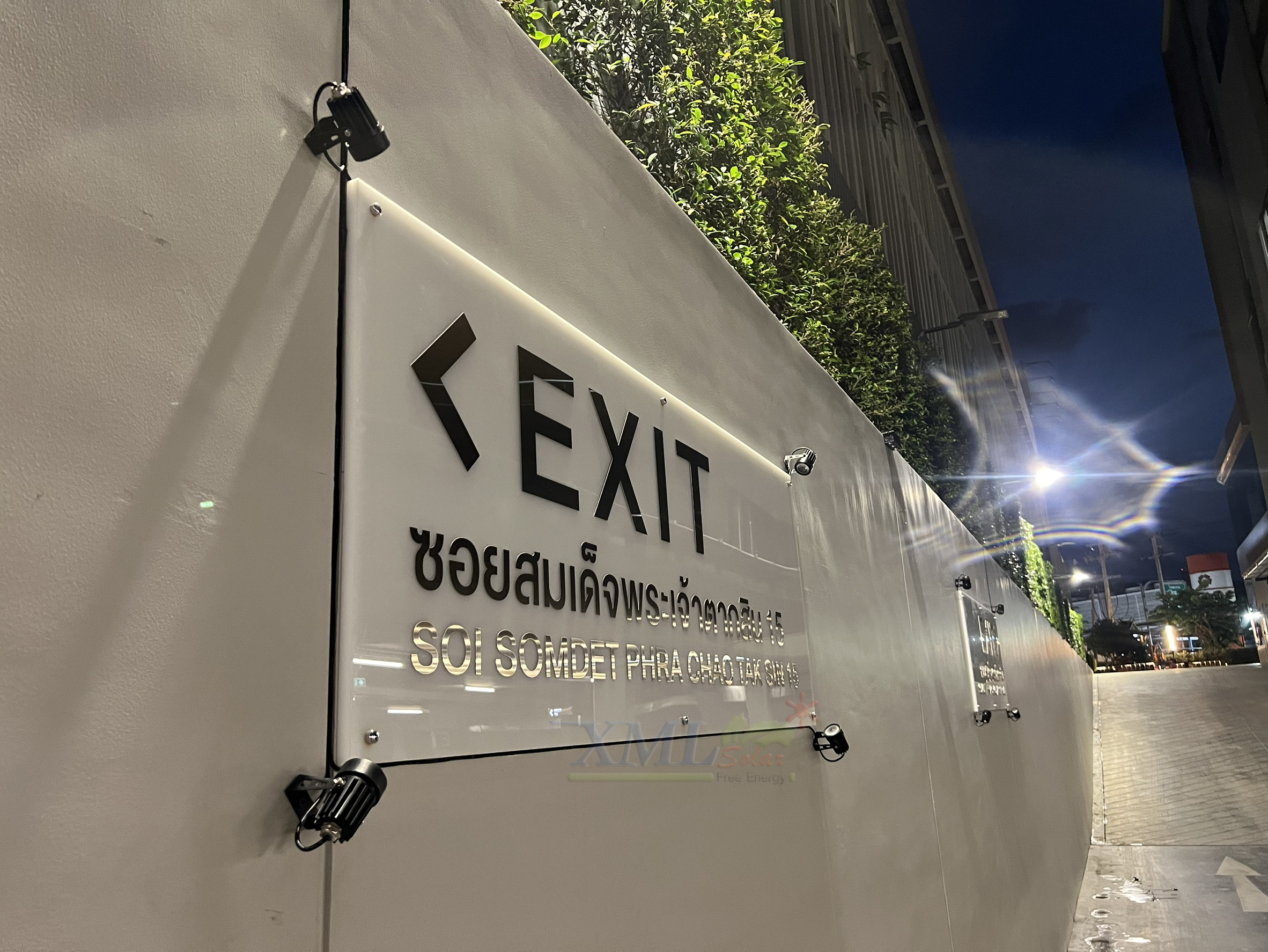 สปอร์ตไลท์ปักสนามโซล่าเซลล์ DC-11S รุ่น 4 หัว สาย 3 เมตร (หัวเล็ก)(แสง : เหลืองวอมไวท์)