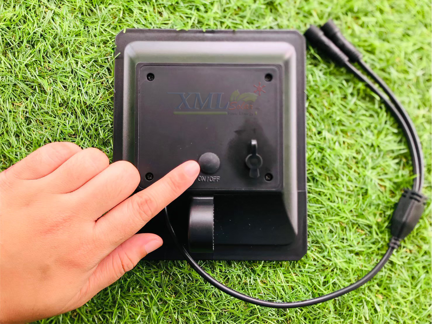 ไฟปักสนามโซล่าเซลล์ ทรงกลม รุ่น DC-0587N (เเสง : เหลืองวอมไวท์)