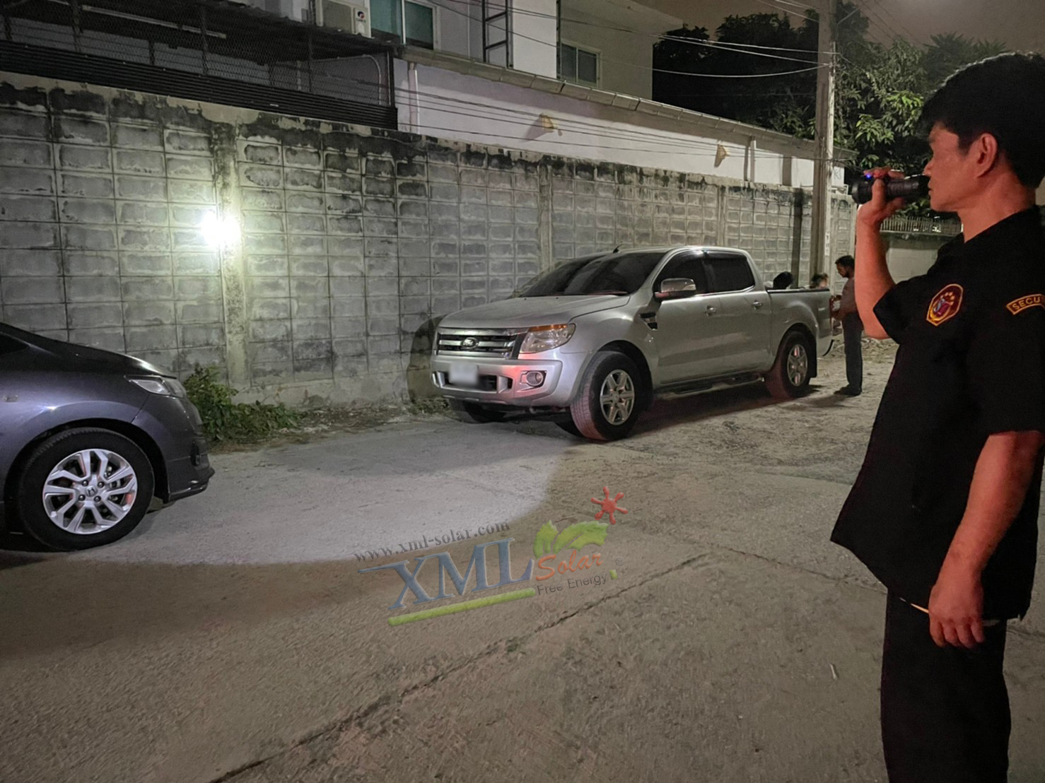 ไฟฉายโซล่าเซลล์อเนกประสงค์ สีดำ (เเสง : สีขาว)