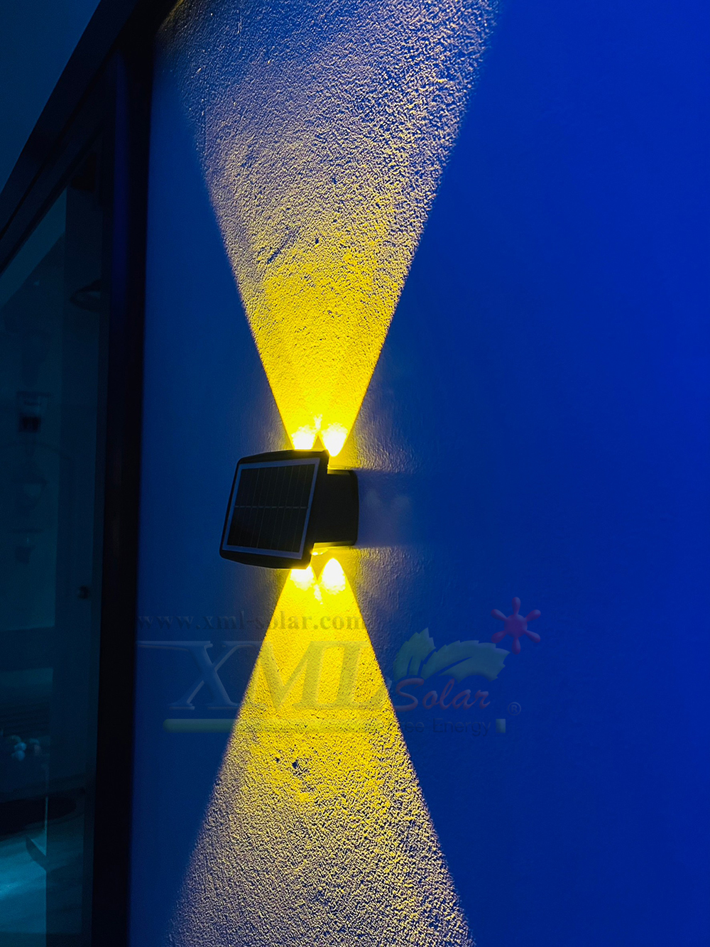 โคมไฟผนังโซล่าเซลล์ 4 LED รุ่นส่องบนล่าง (แสง : เหลืองเข้ม)