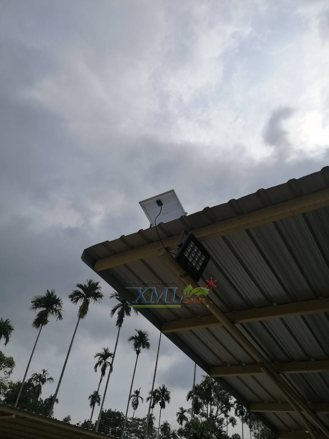 ไฟสปอตไลท์โซล่าเซลล์ 200 W. รุ่น Modi x XML ไซต์ใหญ่ (เเสง : ขาว)