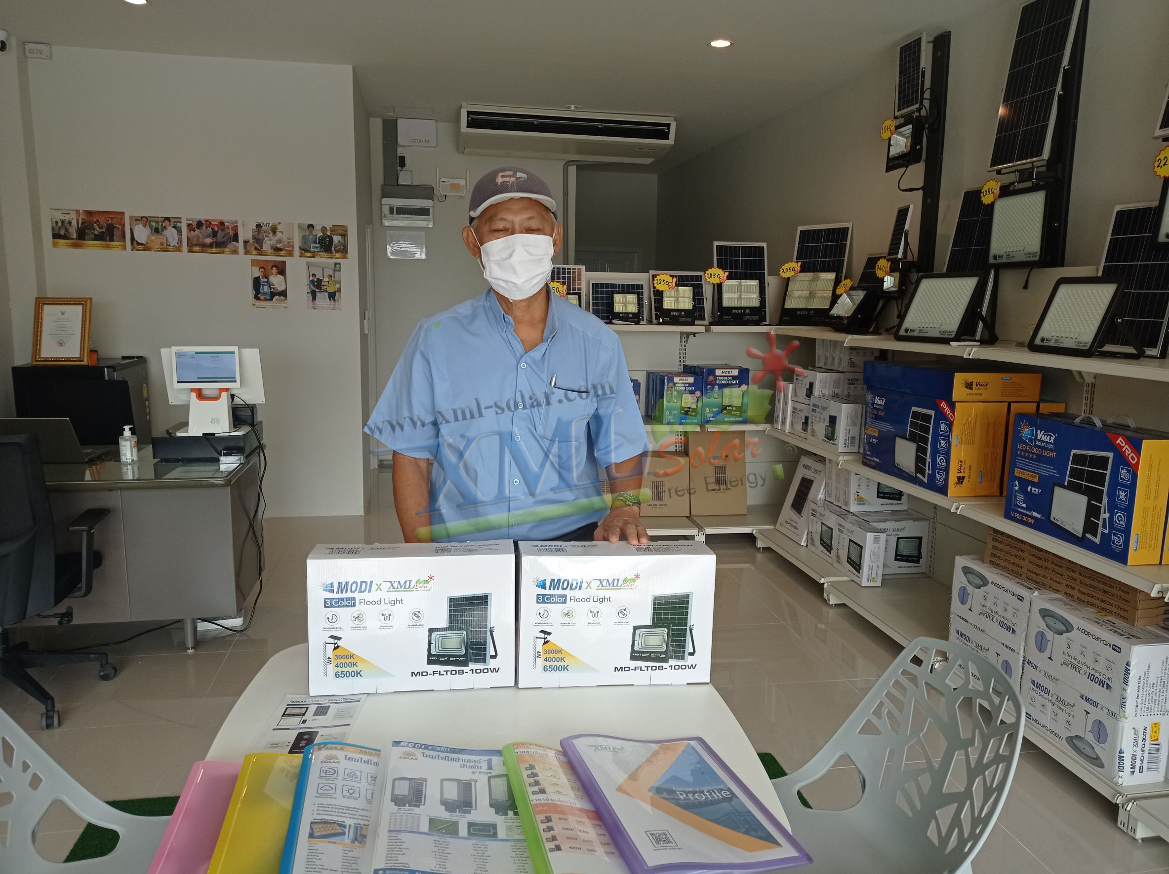 รุ่นประหยัด ไฟสปอตไลท์โซล่าเซลล์ 100 W. รุ่น MODI x XML (เปิดได้ 3 แสง)