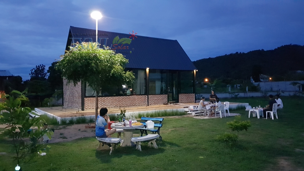 ชุดเสาพร้อมโคม SET B (โคมไฟโซล่าเซลล์ UFO SLT28-300W + เสาเหล็กดำสูง 2.82 เมตร)(แสงขาว)
