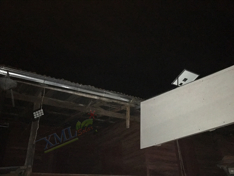 ไฟสปอตไลท์โซล่าเซลล์ 80 W. รุ่น Modi x XML (เเสง : ขาว) (1 เเถม 1)