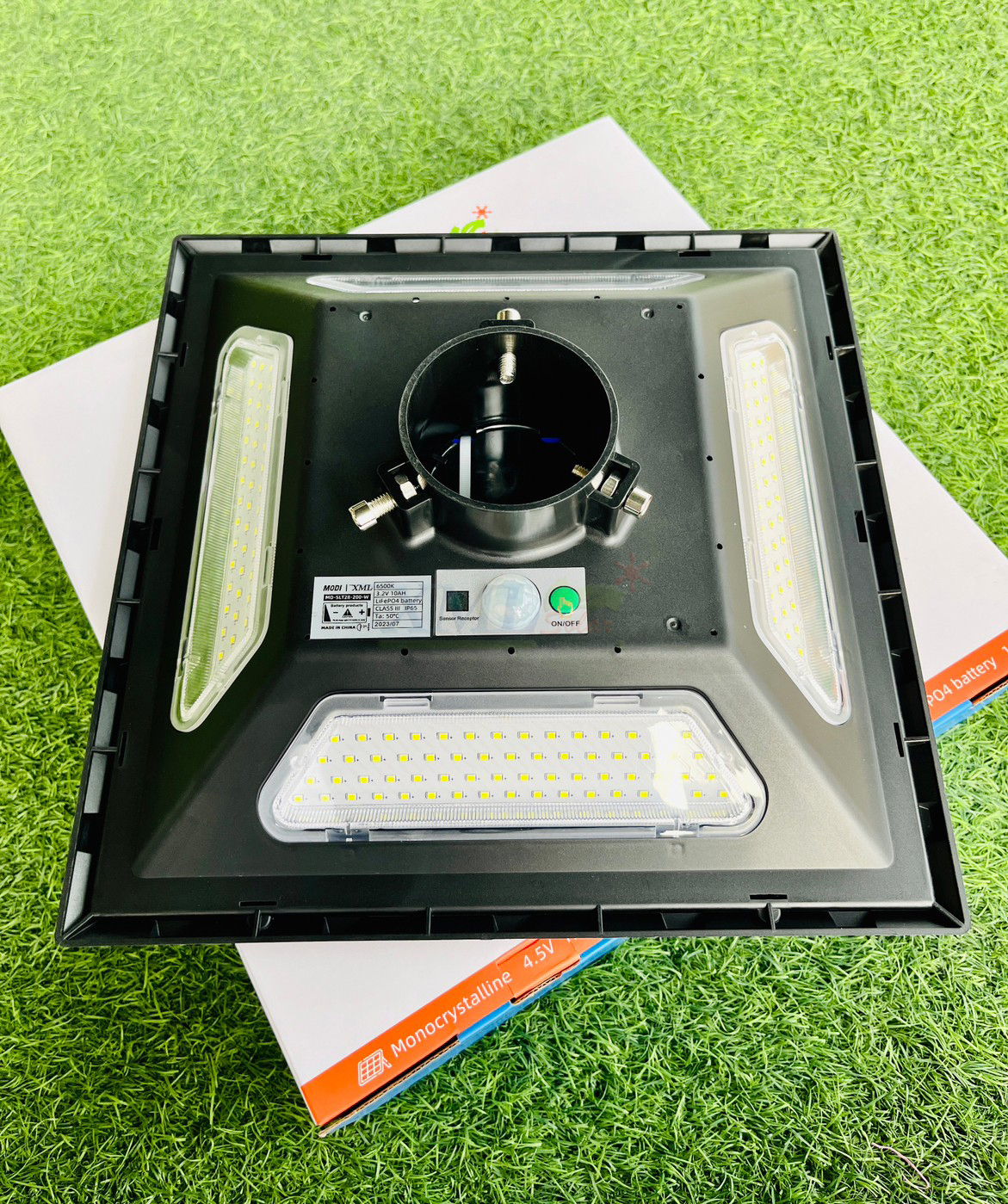 โคมไฟถนนโซล่าเซลล์ (UFO) ทรงสี่เหลี่ยม รุ่น MD-SLT28-200W