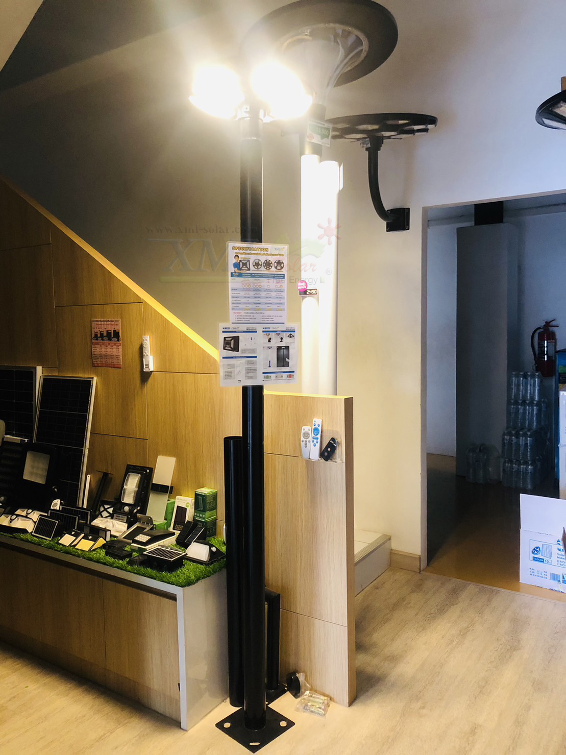 โคมไฟถนนโซล่าเซลล์ UFO ทรงกลม รุ่น 10,000W (9 ช่อง 5 ทิศทาง) ไซส์เล็ก (แสง : เหลืองวอมไวท์)