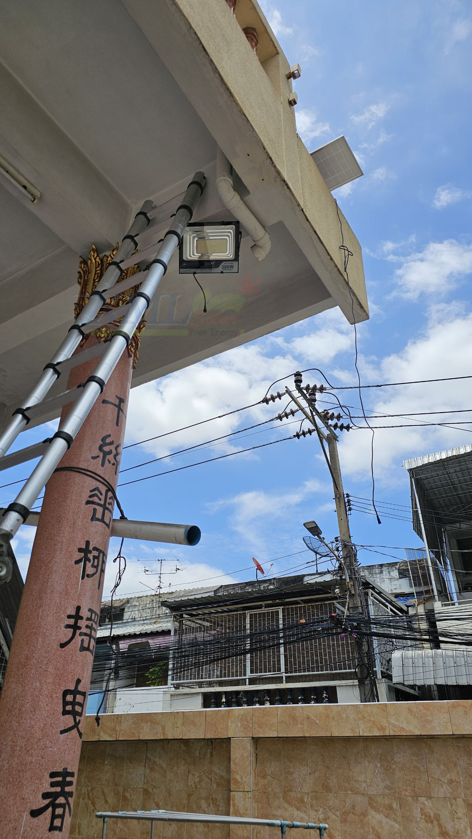 ไฟสปอตไลท์โซล่าเซลล์ 300 Watt กล่องสีน้ำตาล (เปิดได้ 3 แสง)