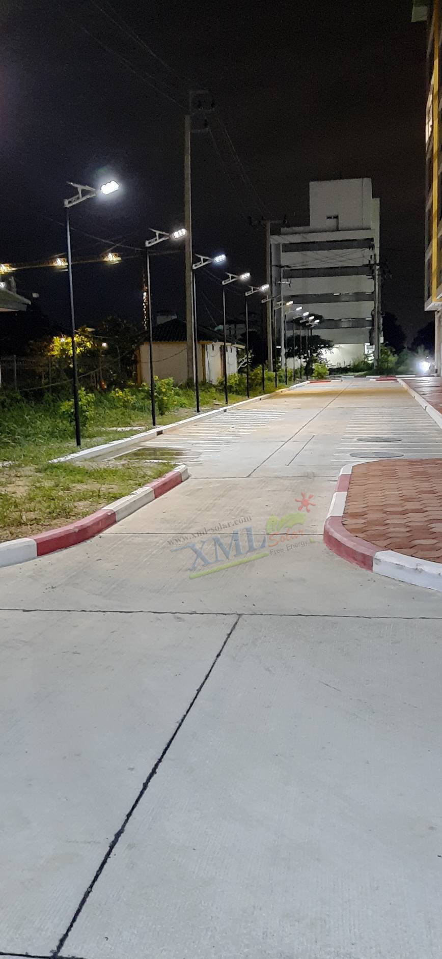 โคมไฟถนนโซล่าเซลล์ 200 W. รุ่น 2 แสง (แสง : ขาว+เหลืองวอมไวท์)