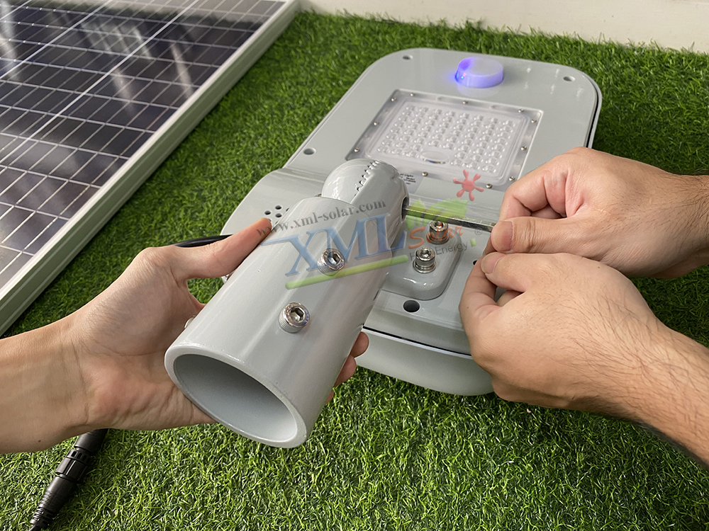 โคมไฟถนนโซล่าเซลล์อัจฉริยะ ทรง Solar Flyshark Light (รุ่น 6,800 Lumens + แผง100W.) (แสง : ขาว)