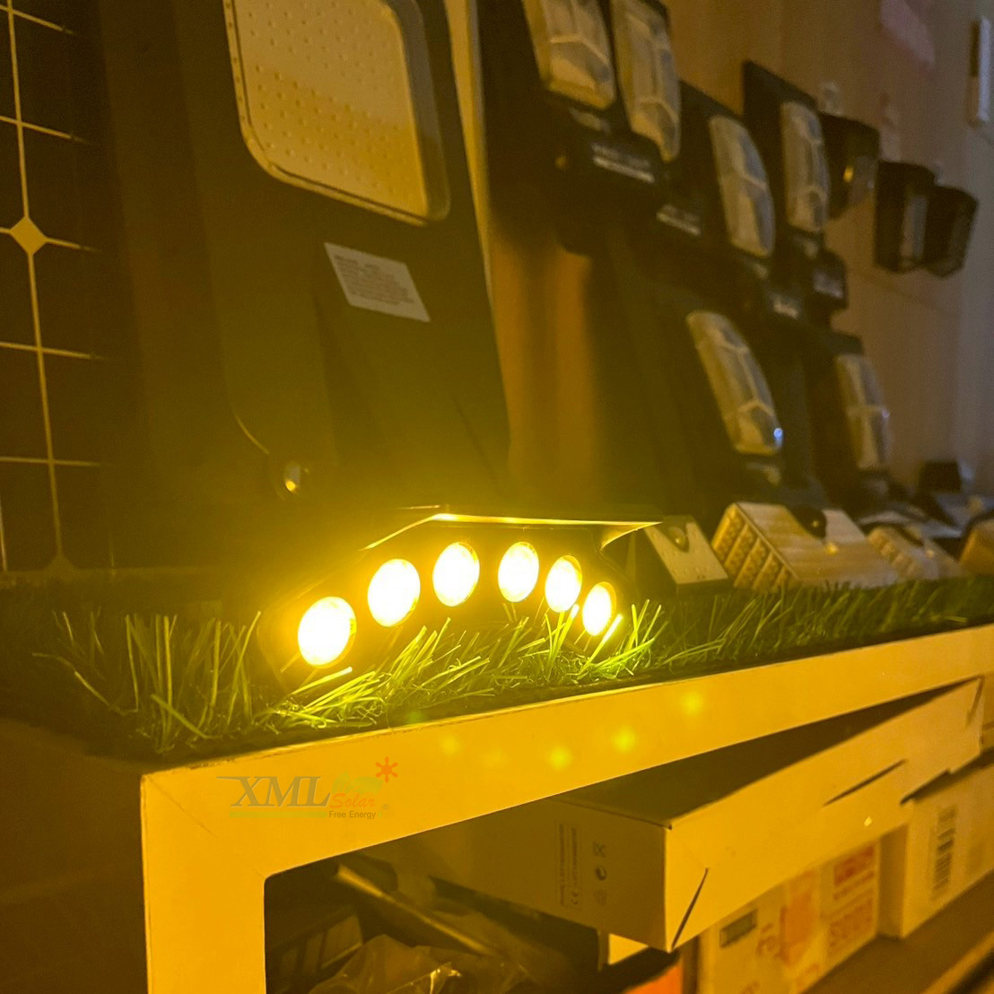 ไฟโซล่าเซลล์ติดหลังคาเก๋งจีน LSXML-218 (แสง : เหลืองวอมไวท์)(1 แถม 1)