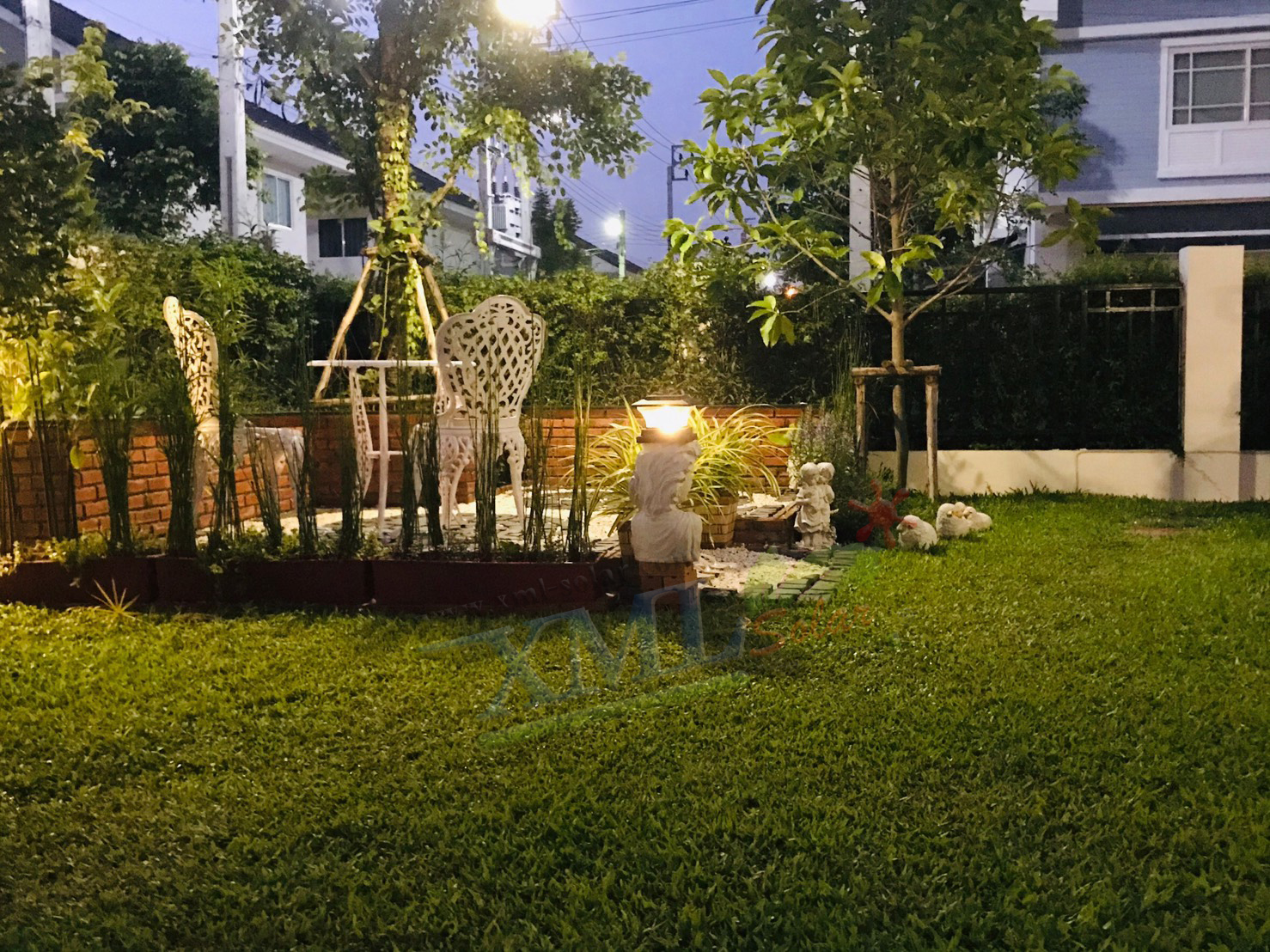 โคมไฟหัวเสาโซล่าเซลล์ ทรงสี่เหลี่ยม รุ่นใหม่ (เเสง : เหลืองวอมไวท์)