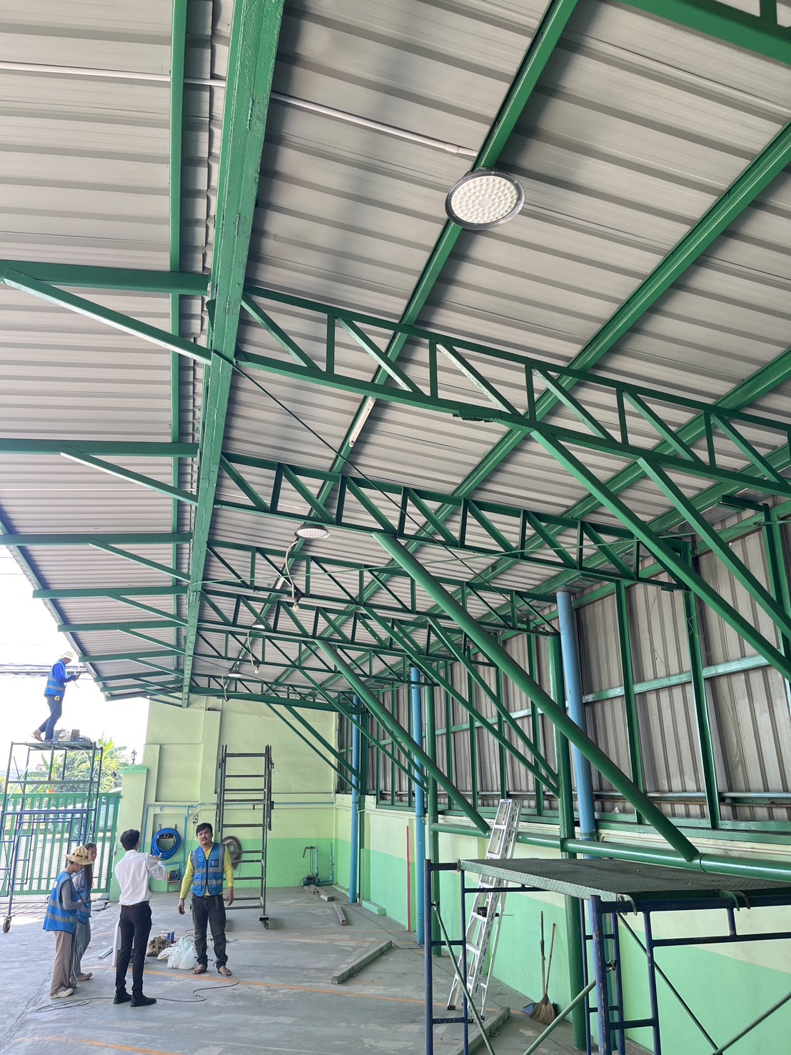 โคมไฟโซล่าเซลล์ ติดเพดาน Highbay รุ่น D MAX 400W (แสง : ขาว)