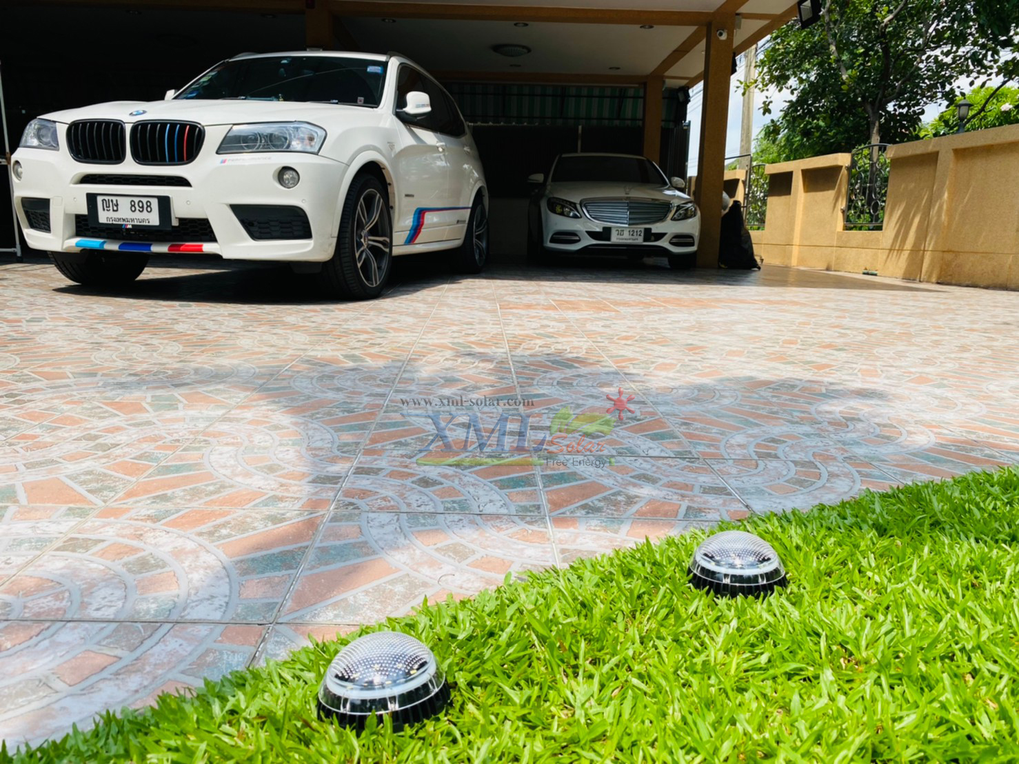 โคมไฟฝังพื้นโซล่าเซลล์ 8 LED ทรงกลมนูน (เเสง : ขาว)