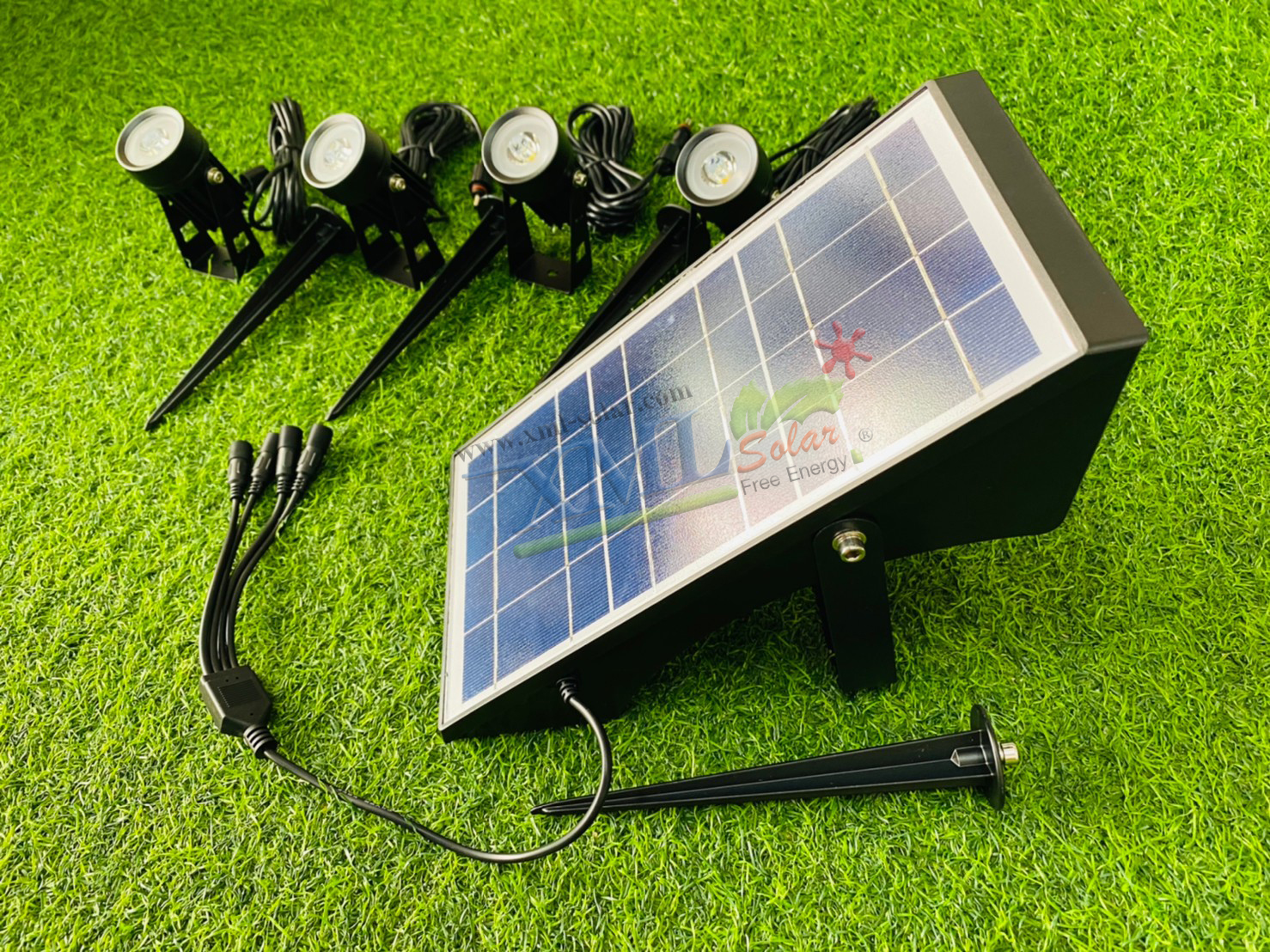 สปอร์ตไลท์ปักสนามโซล่าเซลล์ (รุ่น 4 หัว) (เเสง : เหลืองวอมไวท์)