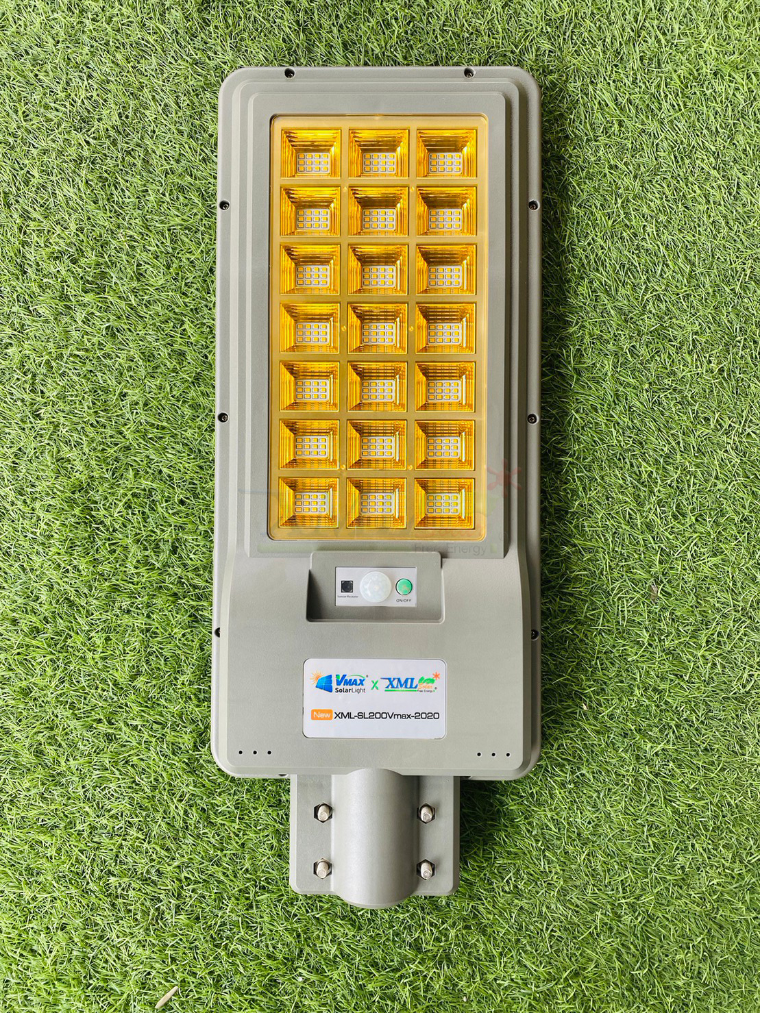 โคมไฟถนนโซล่าเซลล์ Vmax x XML 200W Series 2020 (แสง : เหลืองวอมไวท์)