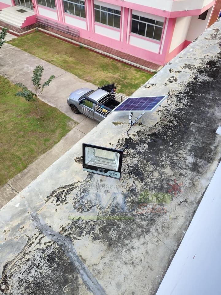 ไฟสปอตไลท์โซล่าเซลล์ 200 Watt กล่องสีน้ำตาล (เปิดได้ 3 แสง)