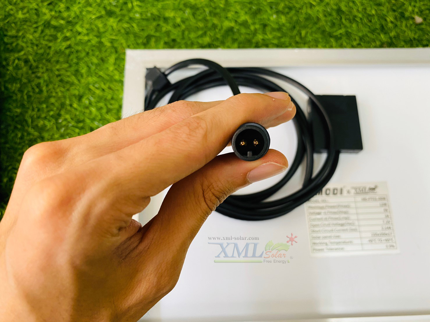 ไฟสปอตไลท์โซล่าเซลล์ 80 W. รุ่น Modi x XML (เเสง : ขาว) (1 เเถม 1)