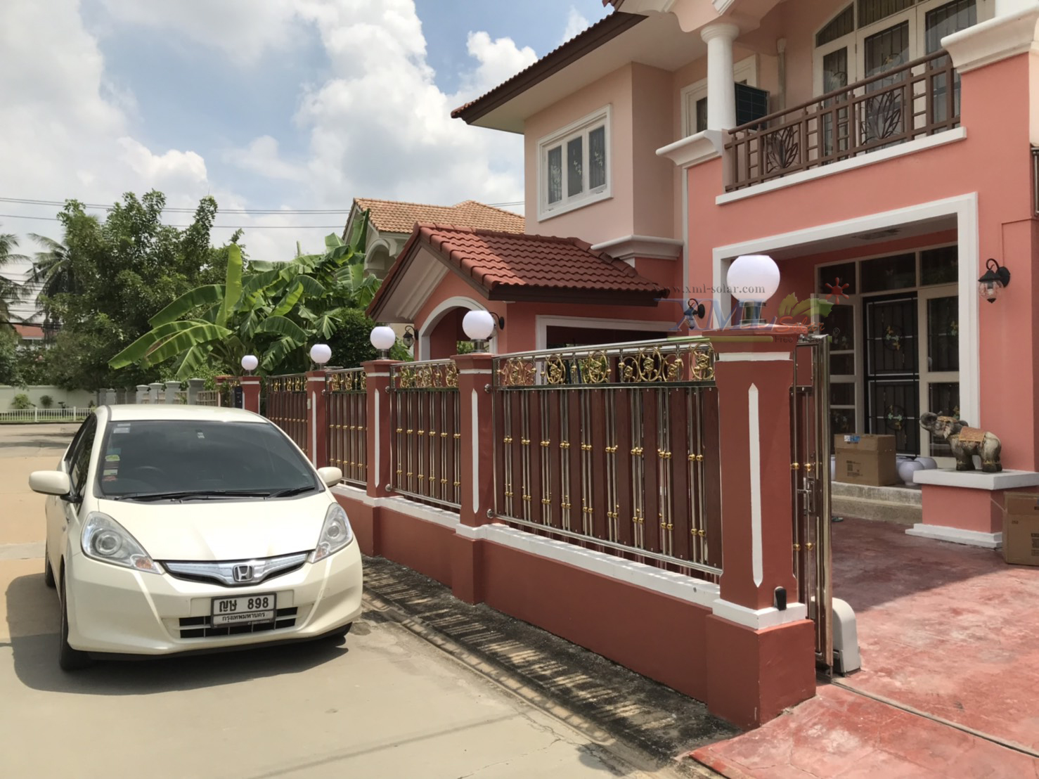 โคมไฟหัวเสาโซล่าเซลล์ ทรงกลมฐานสเเตนเลส (25 ซม.) + Remote (เปิดได้ 3 แสง)+AC