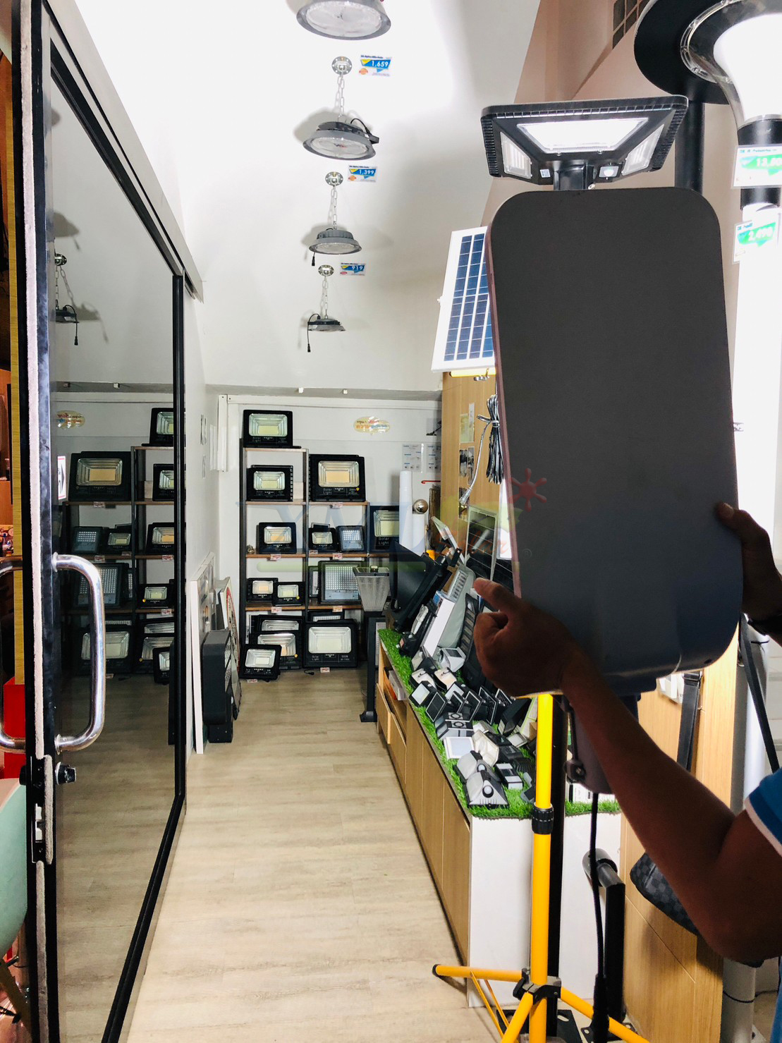 โคมไฟถนนโซล่าเซลล์ Series Y แผงเเยกโคมได้ (12800 Lumens + แผง 200 W) (แสง : ขาว)