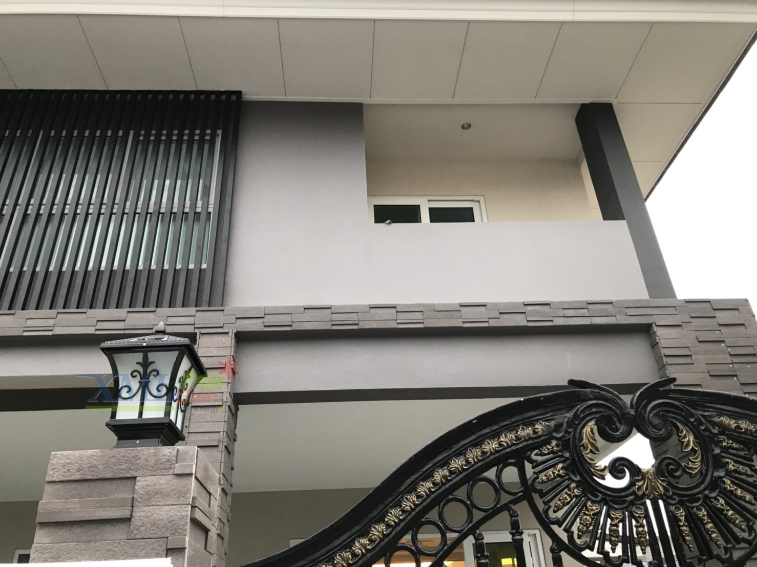 โคมไฟหัวเสาโซล่าเซลล์ + AC ทรง Grand เเบบที่ 2 (สีดำ) (เเสง : ขาว + เหลืองวอมไวท์) (45 cm.)