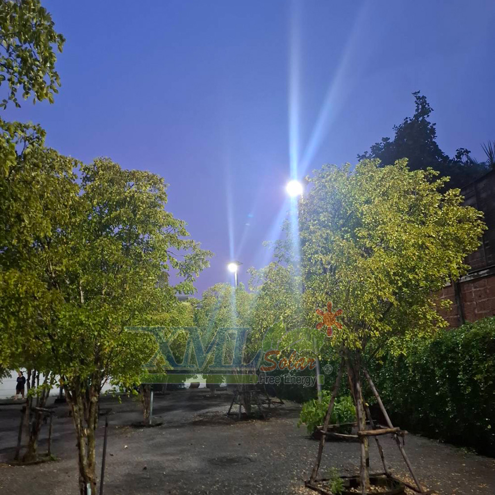 โคมไฟถนนโซล่าเซลล์อัจฉริยะ (รุ่น 6,300Lumens + แผง 80 W) (แสง : ขาว)