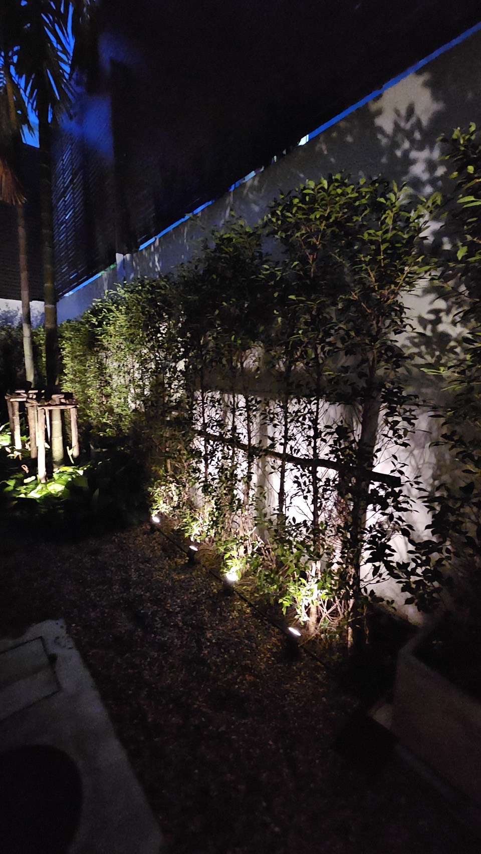 สปอร์ตไลท์ปักสนามโซล่าเซลล์ DC-17 รุ่น 4 หัว สาย 3 เมตร (แสง : เหลืองวอมไวท์)