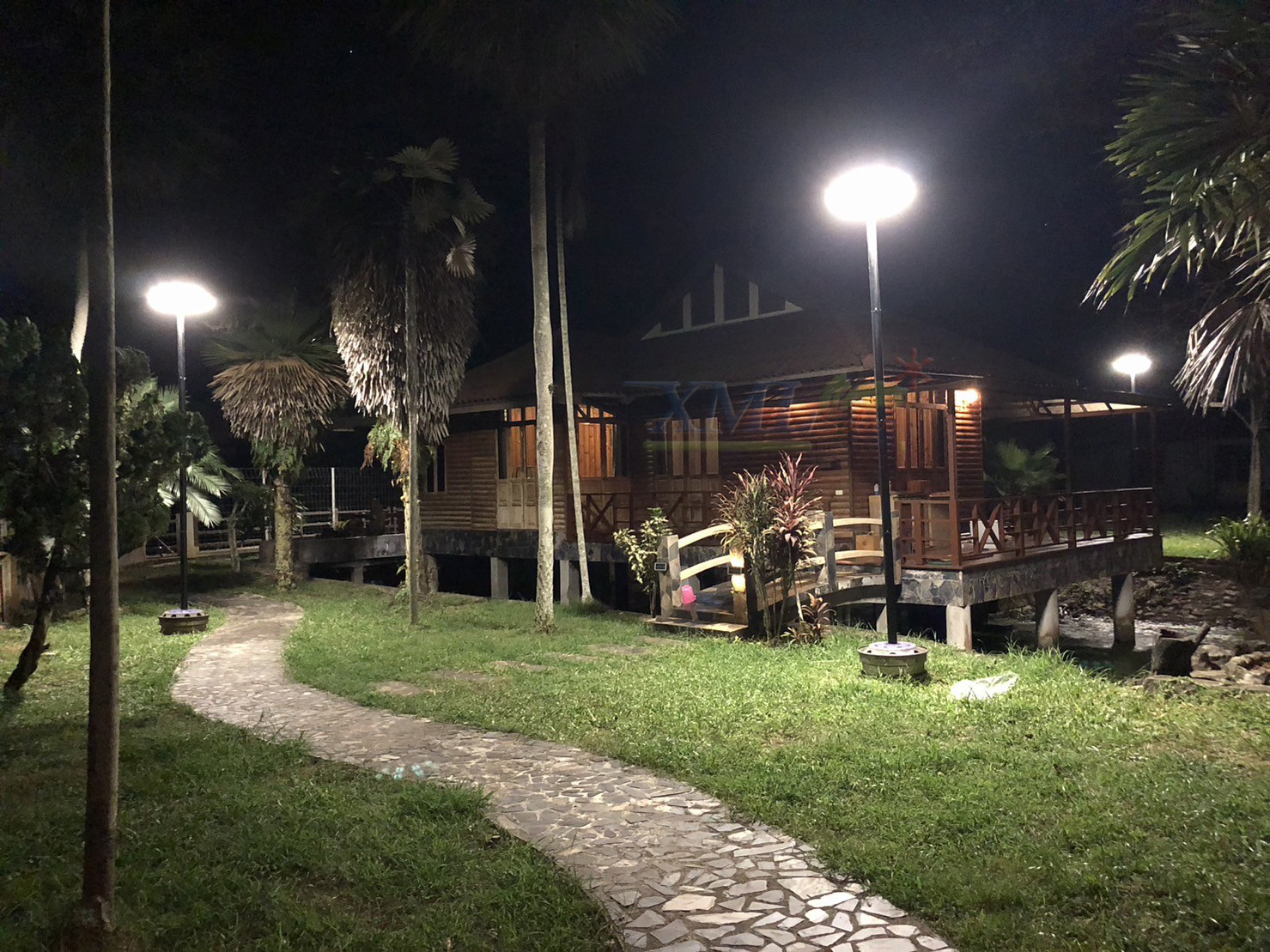 โคมไฟโซล่าเซลล์ UFO ทรงกลม (ขนาดใหญ่สุด 75 ซม.) (เปิดได้ 3 แสง) รุ่น MD-SLT38-500W