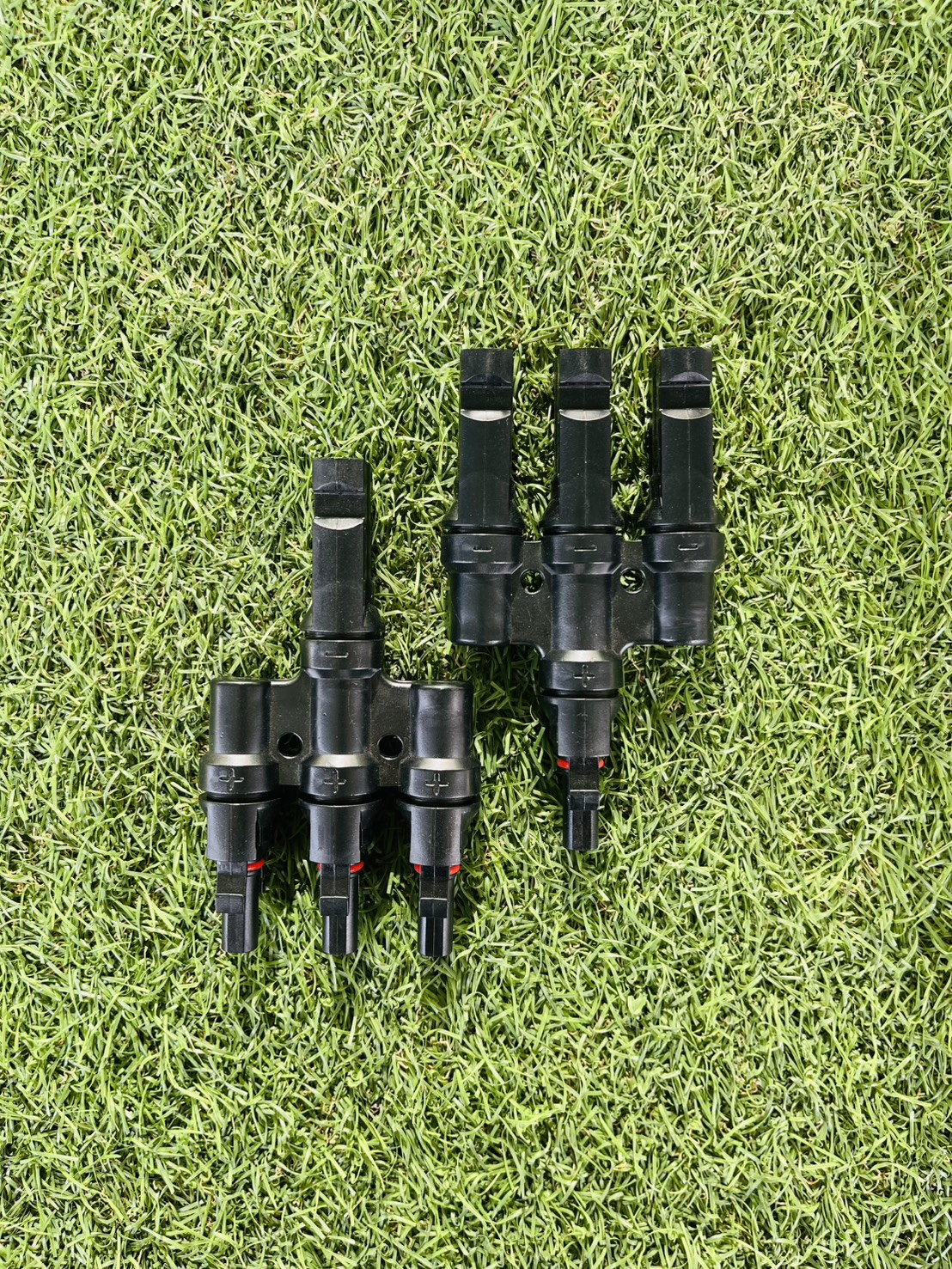 Link ขั้วต่อสายไฟโซล่า 1500V เข้า3 ออก1 รับกระแสไฟ 30A รุ่น CB-1008 (1คู่)