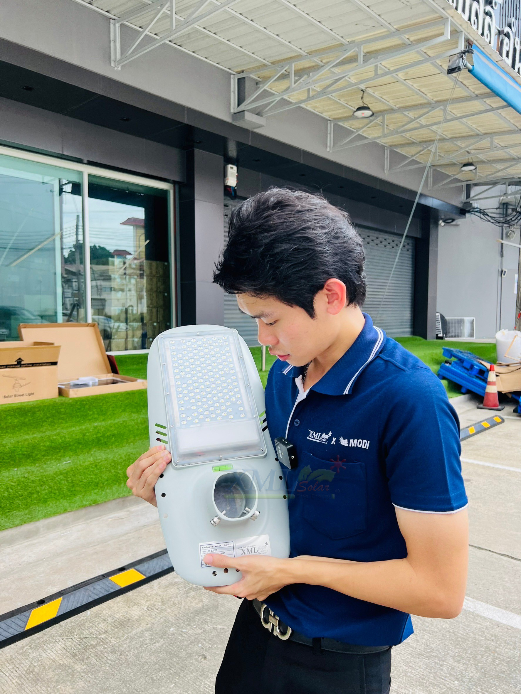 โคมไฟถนนโซล่าเซลล์อัจฉริยะ (รุ่น 6,300Lumens + แผง 80 W) (แสง : ขาว)