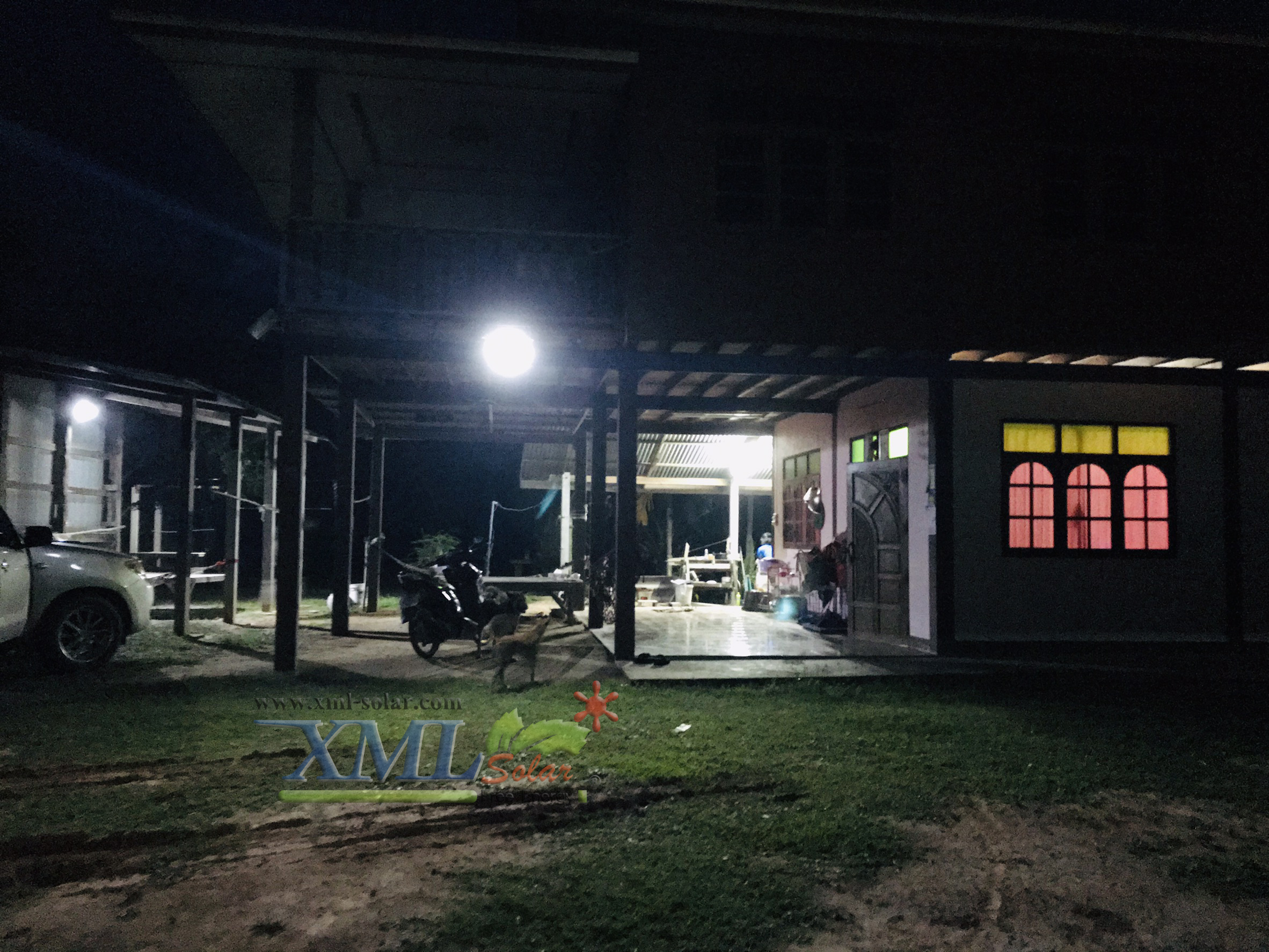 ไฟสปอตไลท์โซล่าเซลล์ 100 Watt กล่องสีน้ำตาล (เปิดได้ 3 แสง)