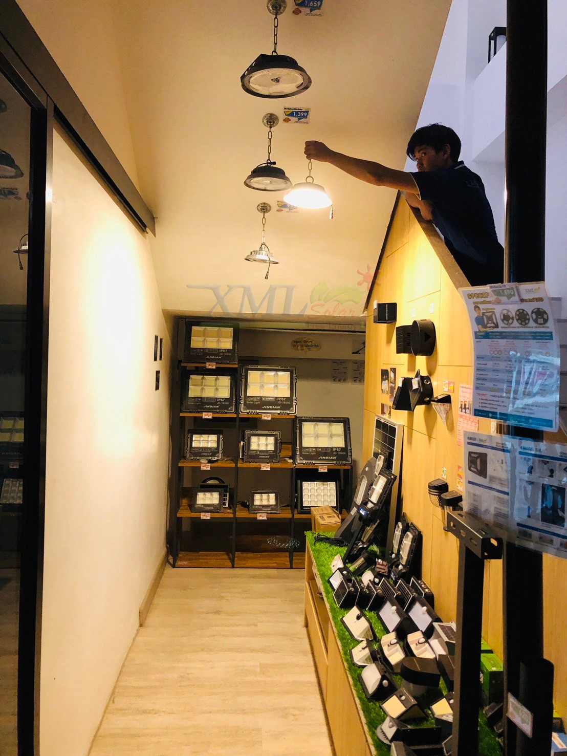 โคมไฟโซล่าเซลล์ ติดเพดาน MD-UFO88 รุ่น B (เปิดได้ 3 แสง)