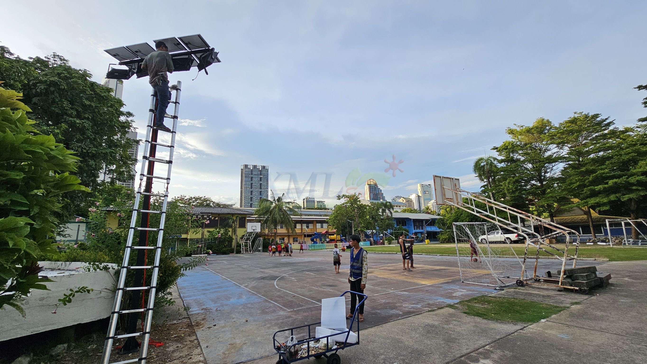 ไฟสปอตไลท์โซล่าเซลล์ 500 Watt กล่องสีน้ำตาล (เปิดได้ 3 แสง)