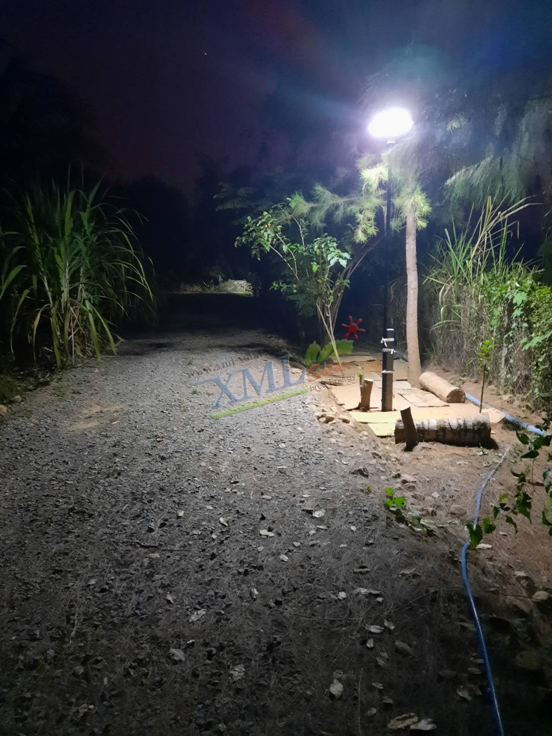 ชุดเสาพร้อมโคม SET B (โคมไฟโซล่าเซลล์ UFO SLT28-300W + เสาเหล็กดำสูง 2.82 เมตร)(แสงขาว)