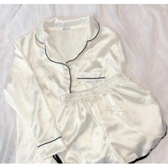 ชุดนอนผ้าซาตินแขนยาว กางเกงขาสั้น เนื้อผ้าดีทิ้งตัวสวย หลับสบายตลอดคืน ราคาโปรโมชั่น ชุดละ 299 บาท